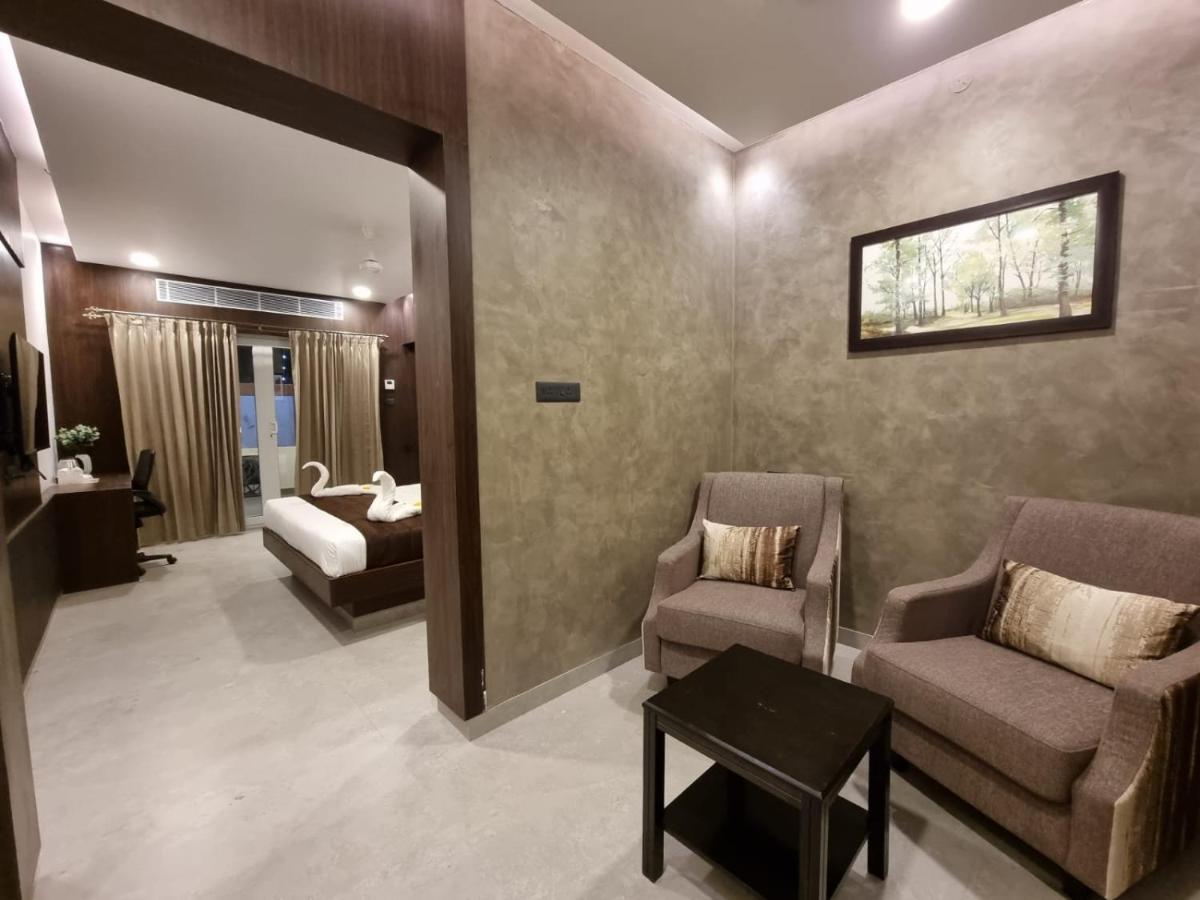 D Wayfarer Inn Resort Erode Bagian luar foto