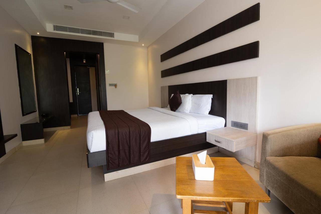 D Wayfarer Inn Resort Erode Bagian luar foto