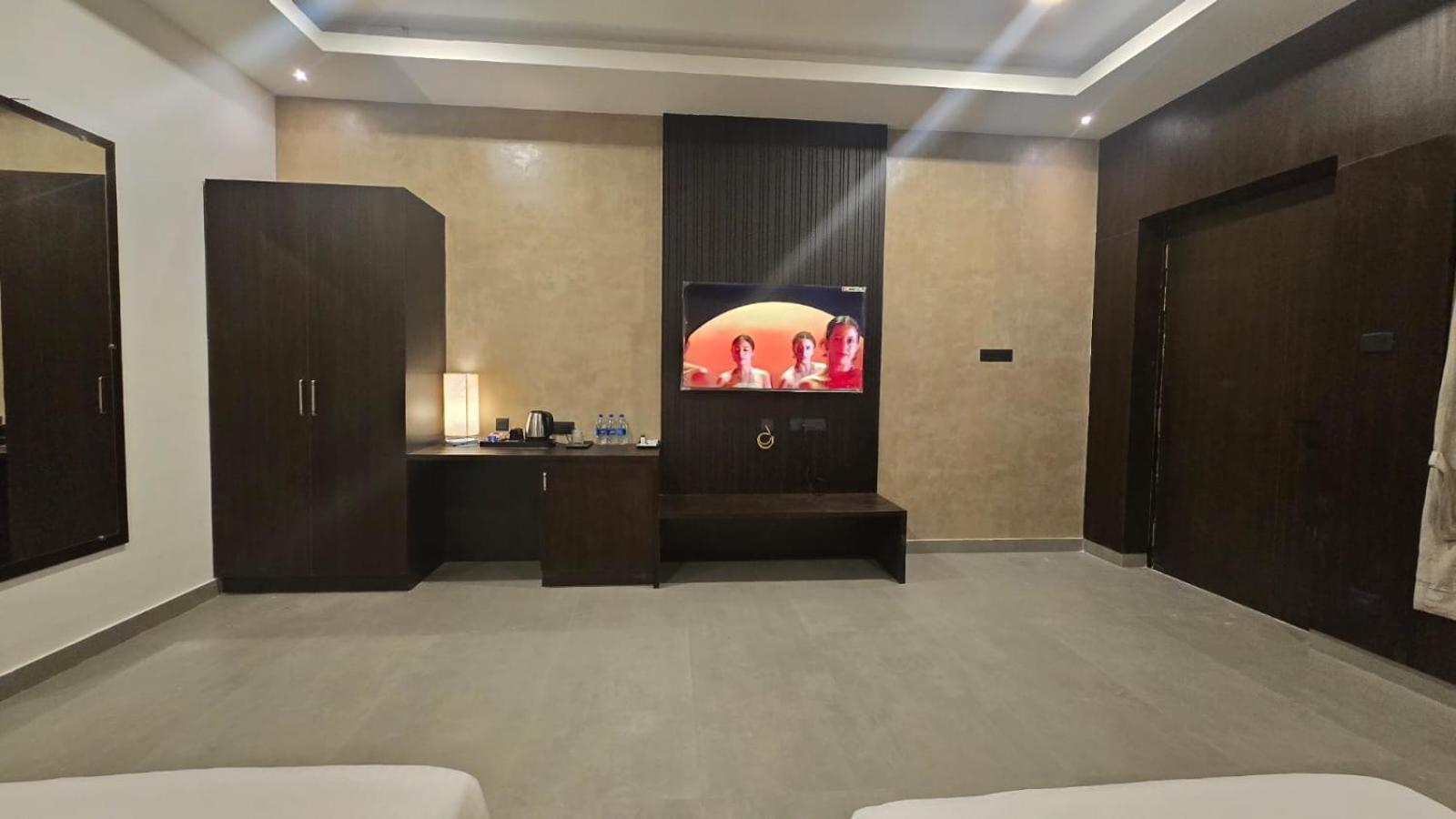 D Wayfarer Inn Resort Erode Bagian luar foto