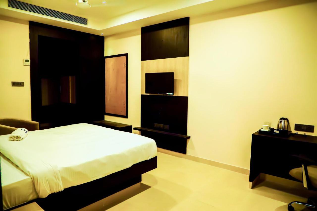 D Wayfarer Inn Resort Erode Bagian luar foto
