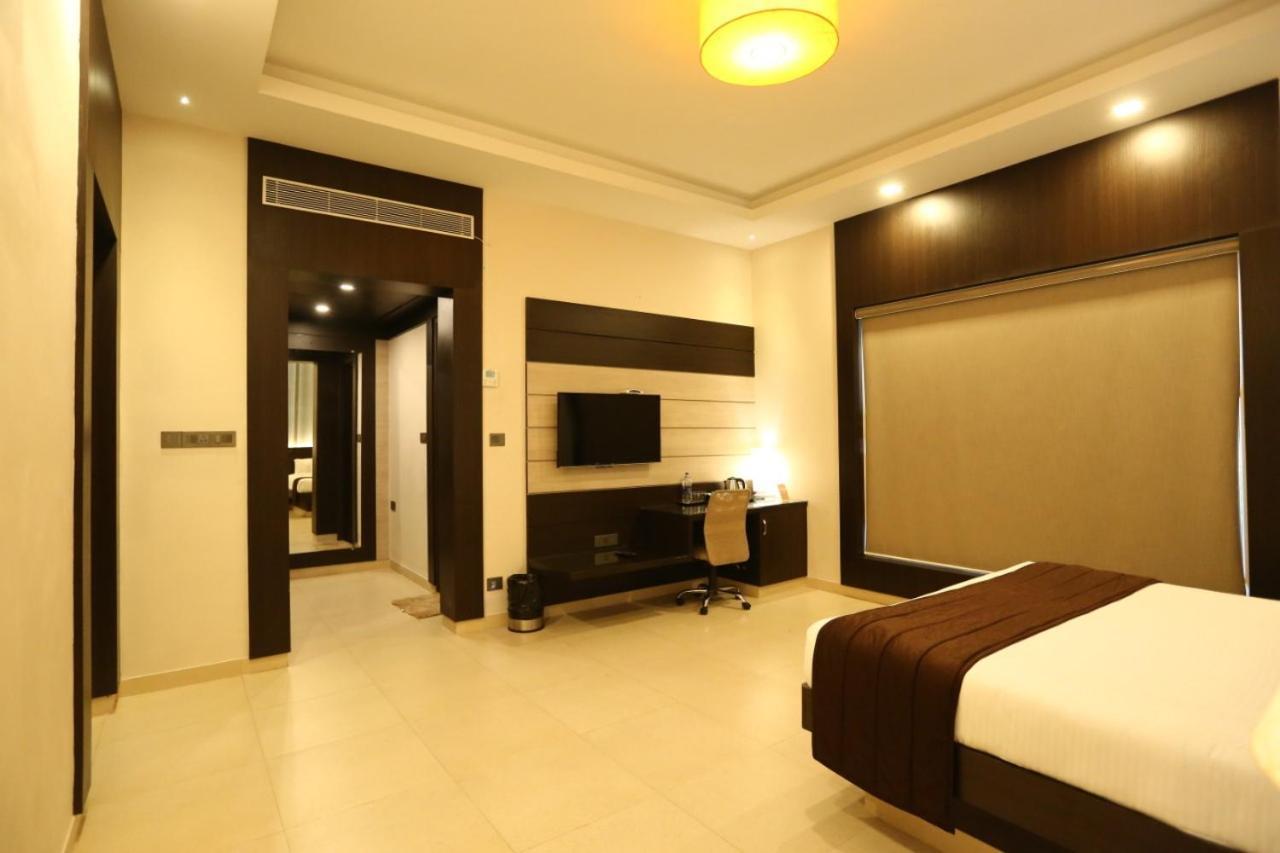 D Wayfarer Inn Resort Erode Bagian luar foto